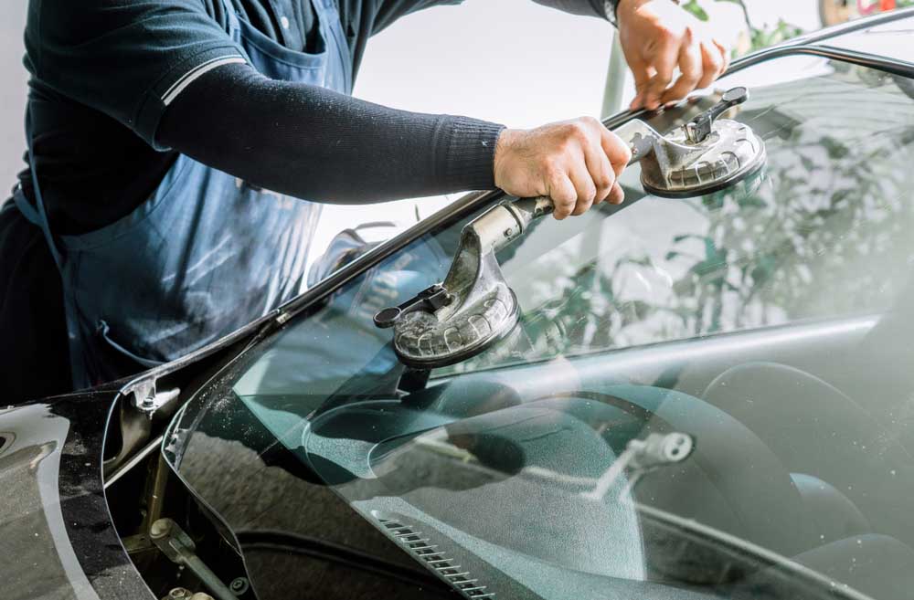 technician fixing auto glass Flagstaff, AZ